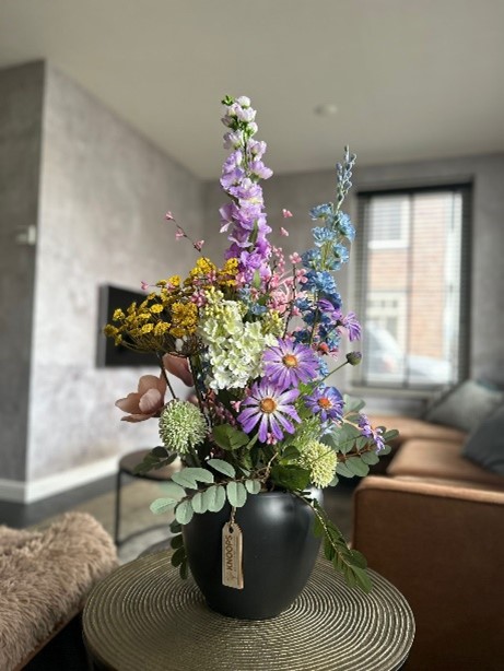 kunstbloemen boeket met vaas